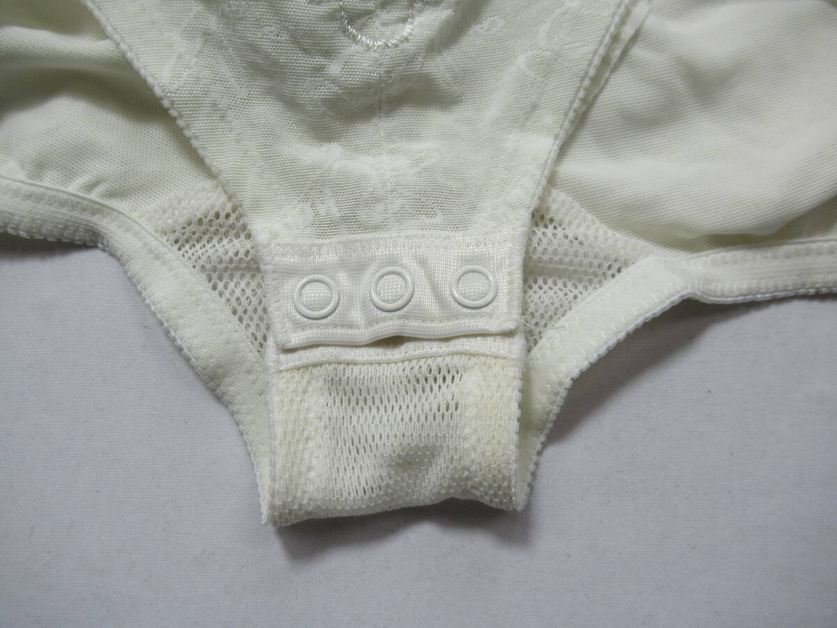 2707 180 Chandeal body suit D85 eggshell white 