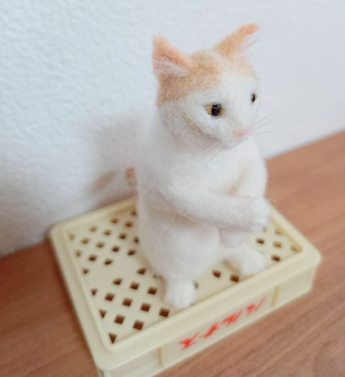 羊毛フェルト猫「K」 猫ミーム　EDM猫作ってみた　羊毛フェルト猫　ハンドメイド　猫雑貨　一点物　茶白猫　ミニチュアサイズ　猫　_画像5