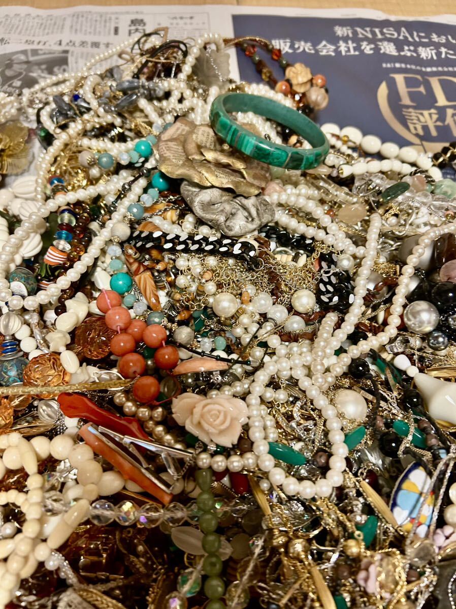 アクセサリーまとめ売り 約13.6kg ネックレス カフス タイピン イヤリング ブローチ 色石 サンゴ カメオ パール イミテーション の画像6