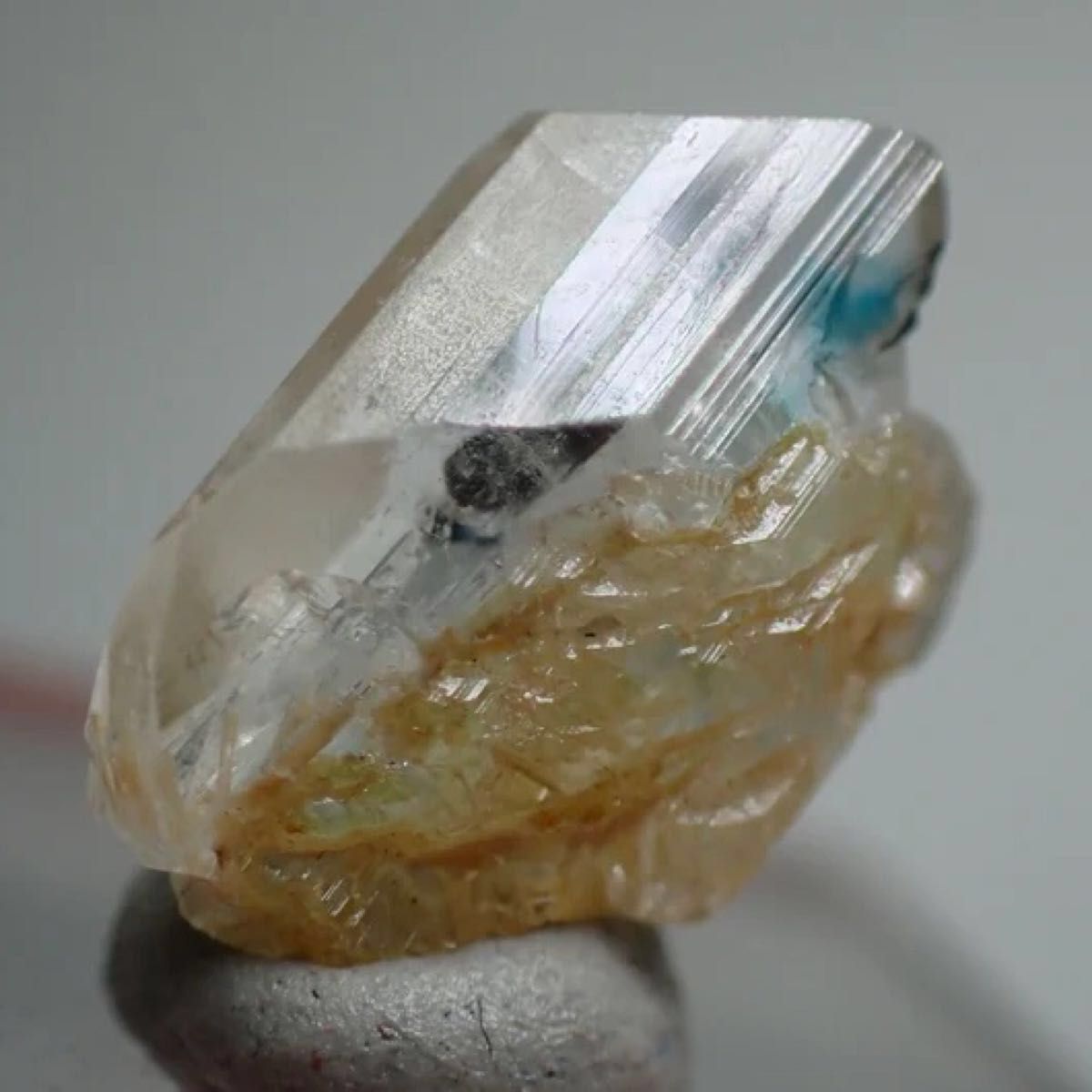 10ミリ超極美品！ユークレース　原石　 鉱物　標本　宝石　鉱石　パワーストーン　天然石　コレクション　置物