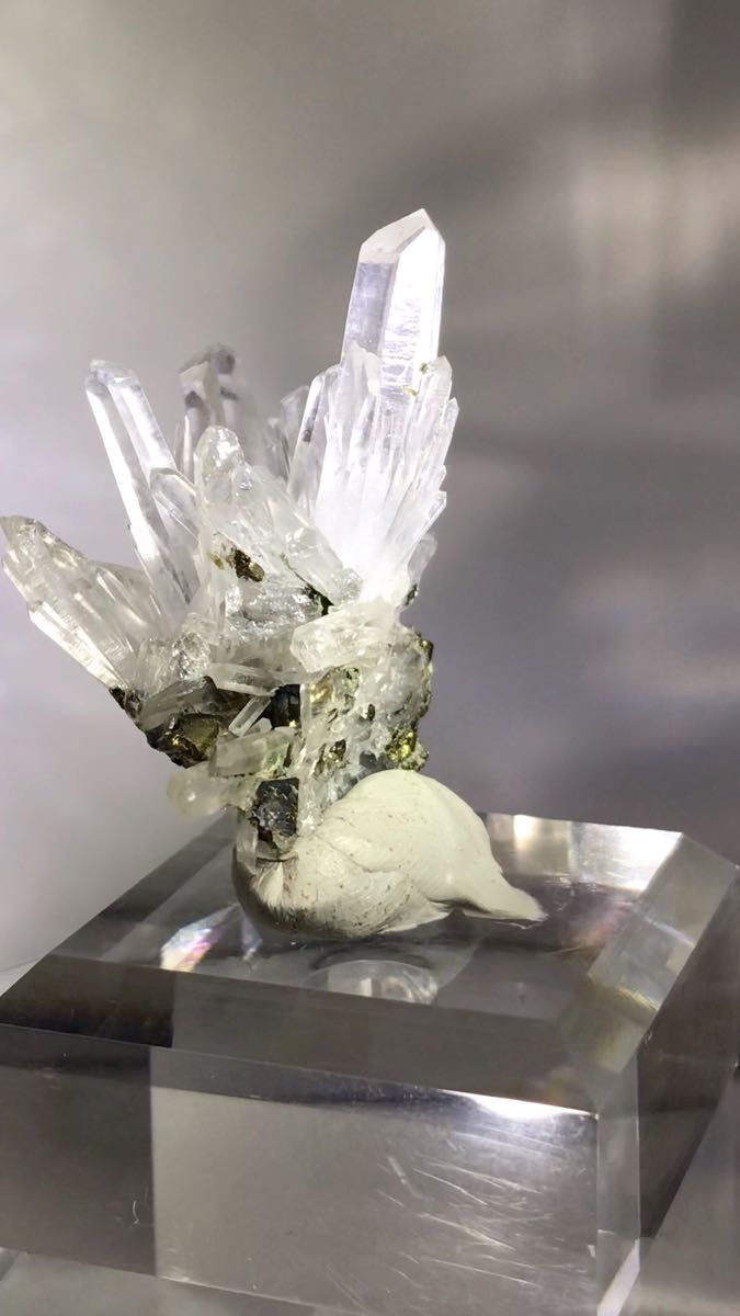 形態美！クォーツクラスターwithクロライト　水晶　原石　 鉱物　標本　宝石　鉱石　パワーストーン　天然石　コレクション　置物