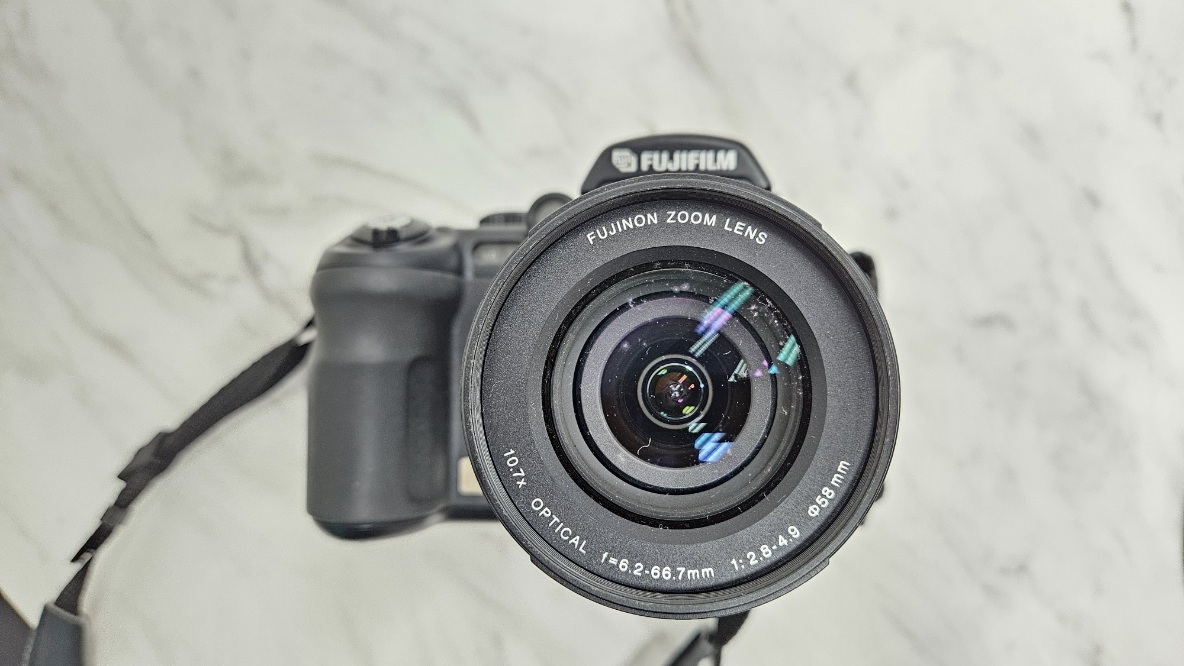 【F7808】FUJIFILM 富士フィルム FinePix S9000 F=6.2-66.7mm 1:2.8-4.9 カメラ レンズ_画像4