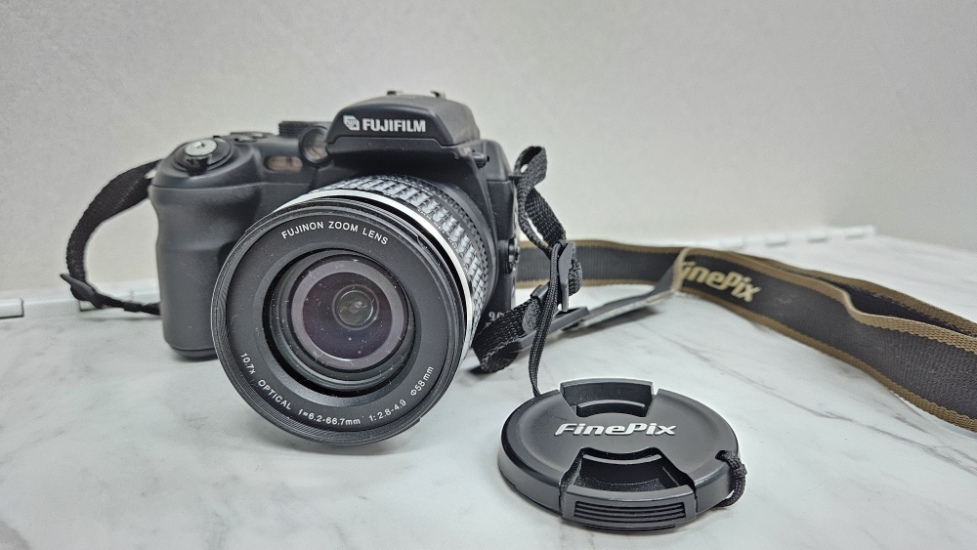 【F7808】FUJIFILM 富士フィルム FinePix S9000 F=6.2-66.7mm 1:2.8-4.9 カメラ レンズ_画像1