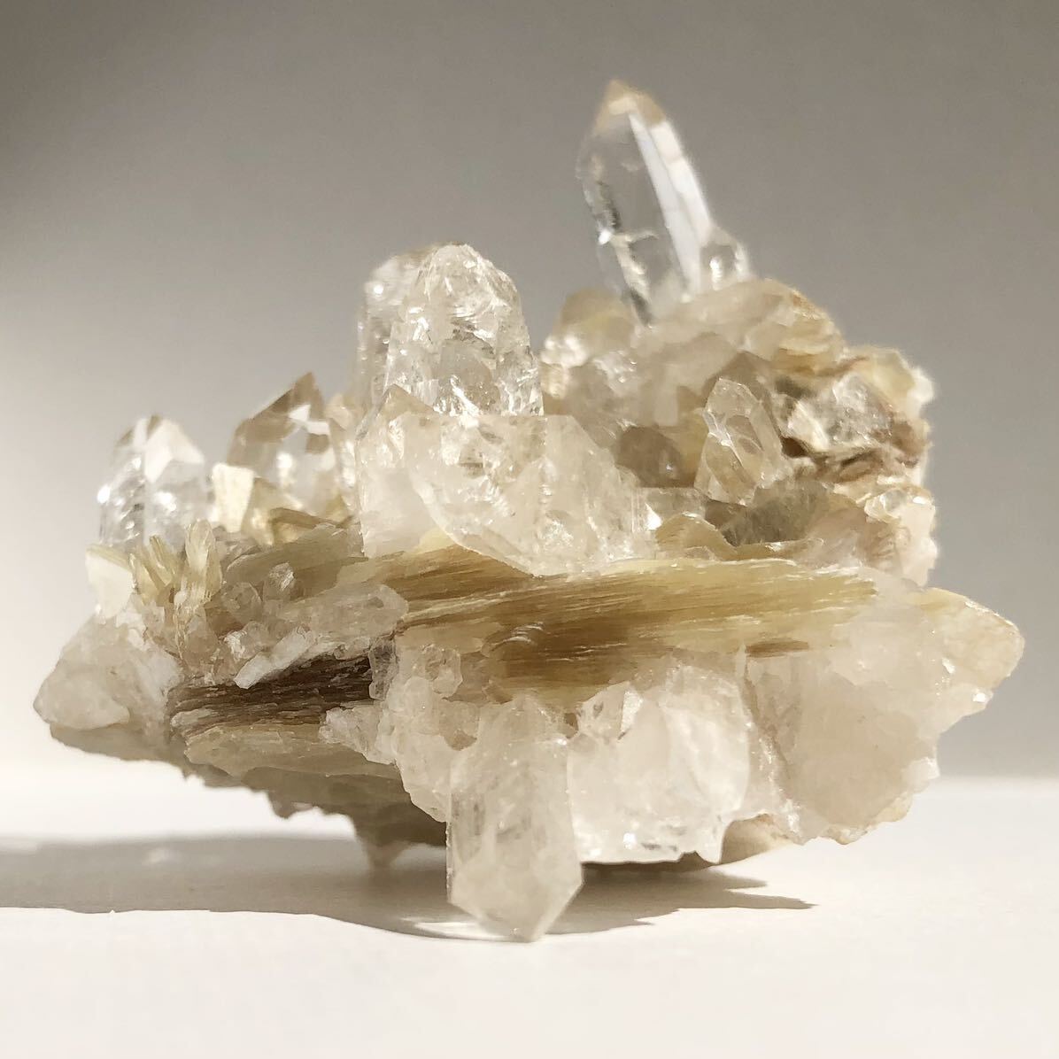 ブラジル産 水晶クラスター 金色マイカ（雲母）共生　水晶原石 クリアポイント