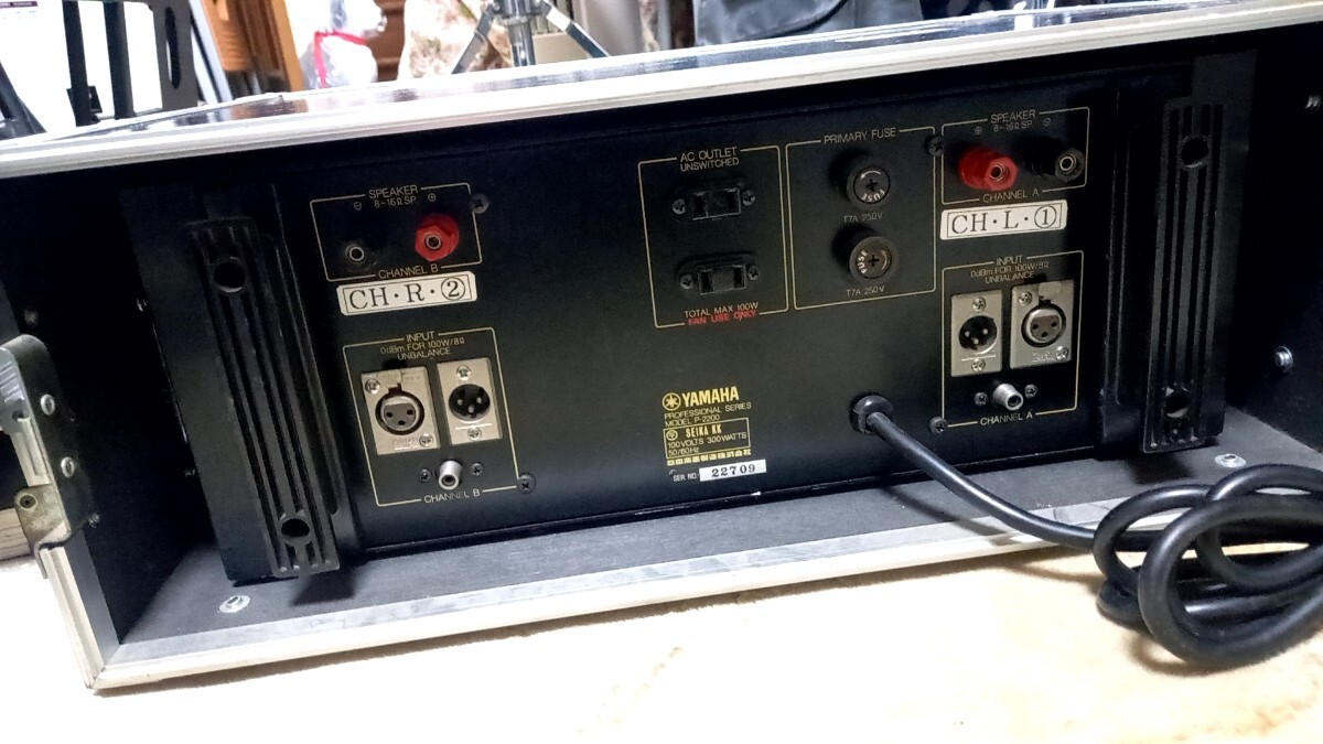YAMAHA ヤマハ パワーアンプ P-2200 日本製 業務用音響機器 動作確認済み Duplexハードケース付き_画像3