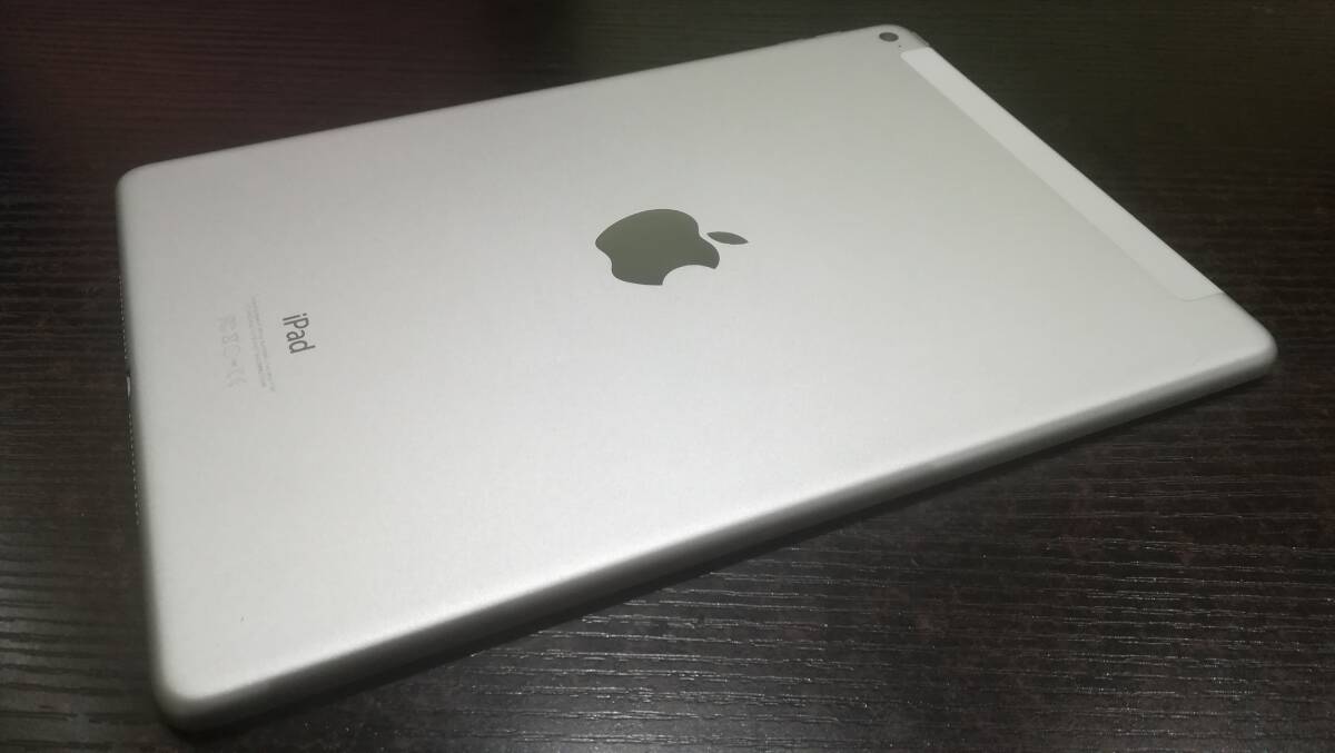 【動作品♪】au Apple iPad Air 2 Wi-Fi+Cellular 16GB A1567(MGH72J/A)判定〇/シルバーの画像5
