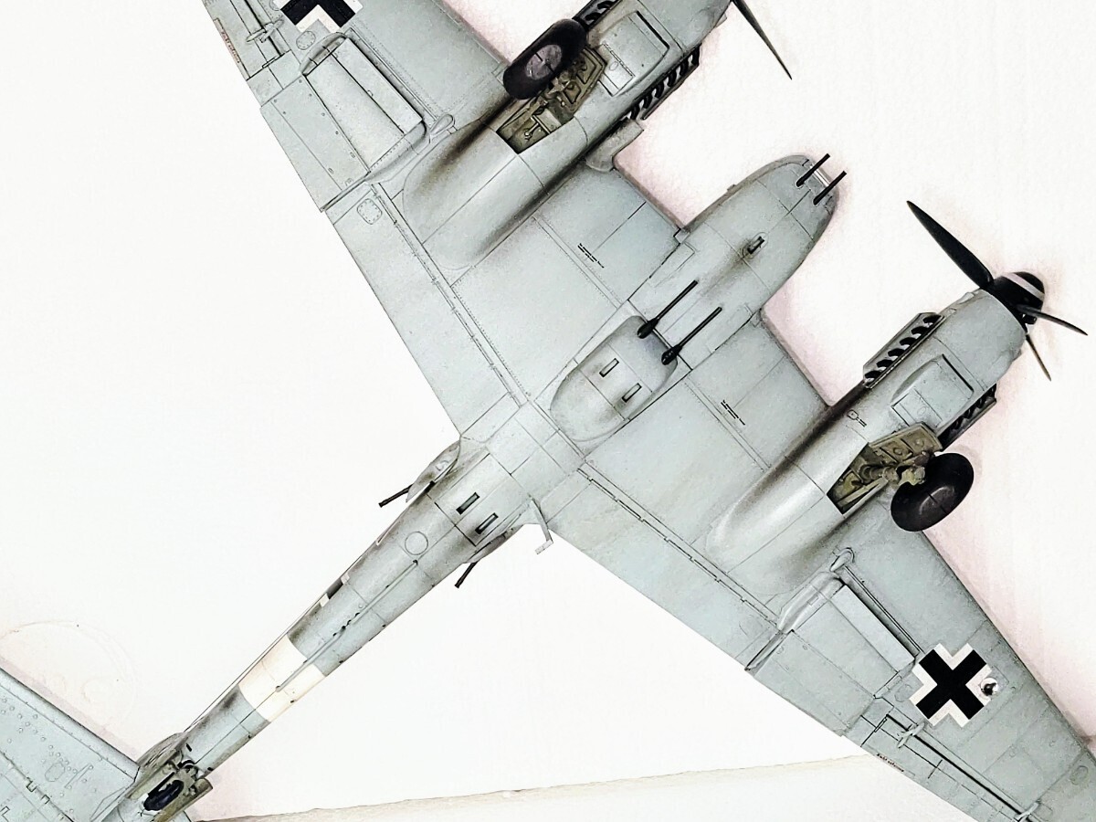 ドイツレベル 1/48ドイツ空軍メッサーシュミットMe410塗装済完成品_画像8