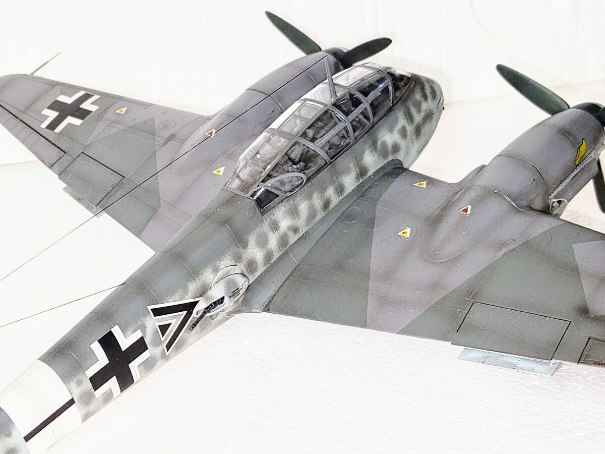 ドイツレベル 1/48ドイツ空軍メッサーシュミットMe410塗装済完成品_画像6