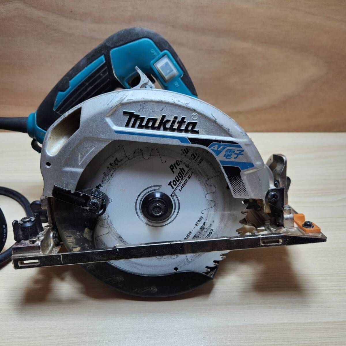 ☆動作品 makita マキタ 165mm 電子マルノコ HS6302 丸鋸 切断機 木工用 電動工具 DIY 工具(中古品/現状品/保管品)☆ _画像2