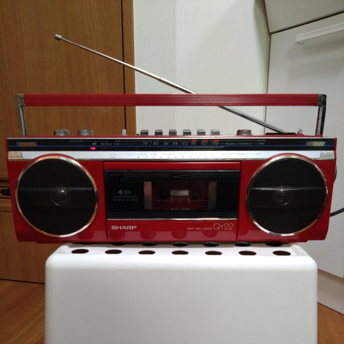 1983年 SHARP シャープ QT-22R FM AM ステレオ ラジカセ 2バンド アンティーク マッチ 明菜 聖子 100V 電池 通電確認済 レア 昭和 レトロ_画像1