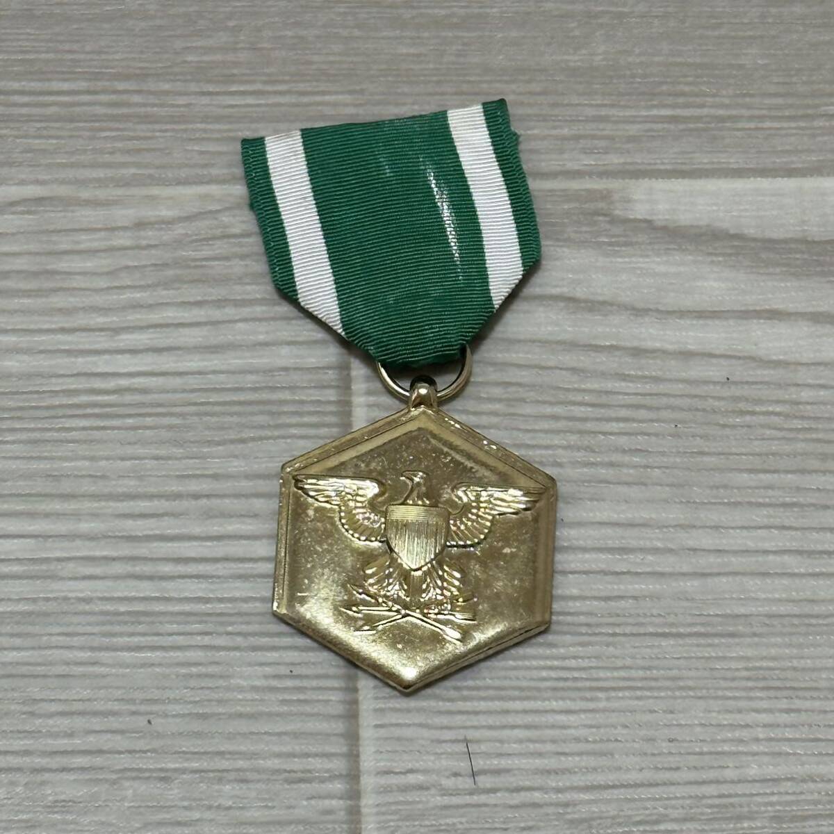 沖縄 米軍実物 VANGUARD FS MEDAL ANODIZED NAVY MARINE COMMENDATION メダル リボン 勲章 記念 (管理番号QR108)_画像1