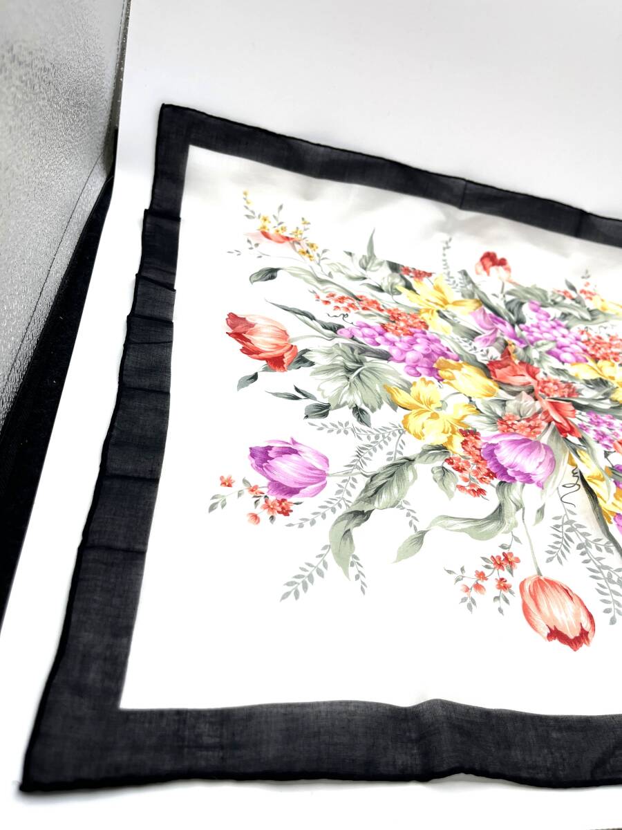 【シール付き未使用品】Yves Saint Laurent　イヴサンローラン　スカーフ　ハンカチ　縁ブラック　花　フラワー　コットン　54×54_画像3