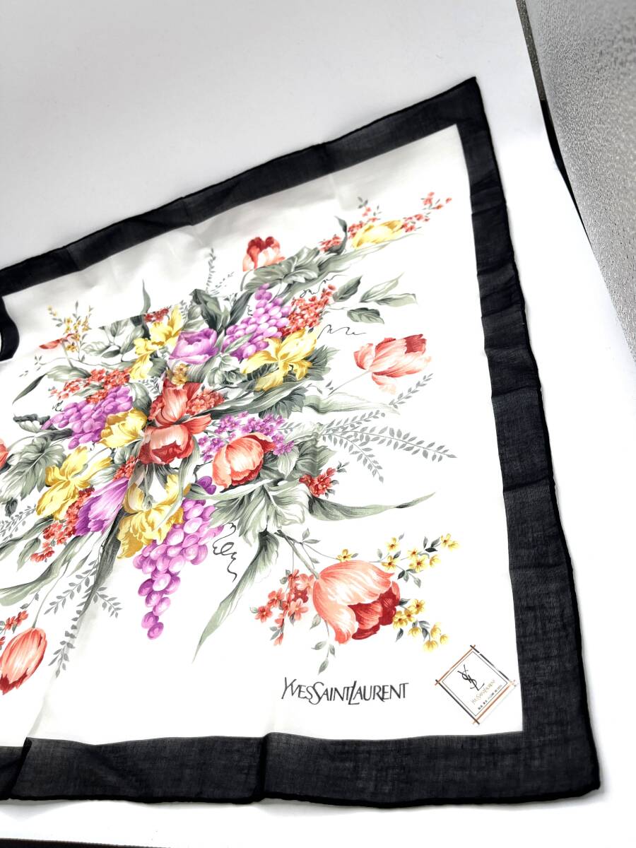 【シール付き未使用品】Yves Saint Laurent　イヴサンローラン　スカーフ　ハンカチ　縁ブラック　花　フラワー　コットン　54×54_画像2