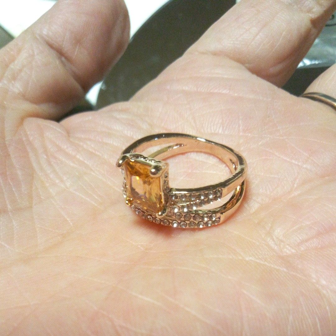 モルガナイト リング天然ダイヤモンドUS8号。日本の16号。海外製品。未使用。美品。豪華ゴールド 指輪。デザインが美しいです。