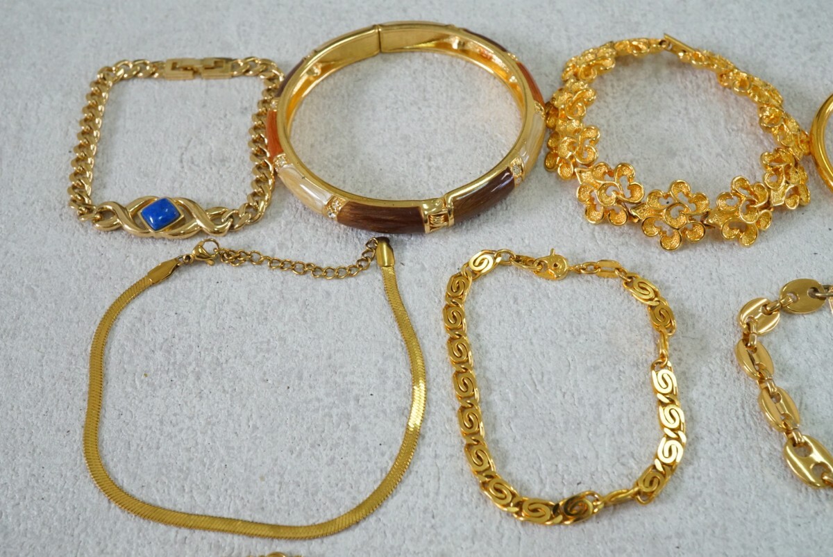 B983 abroad made contains Gold color bracele bangle arm wheel Vintage accessory large amount set together . summarize set sale 