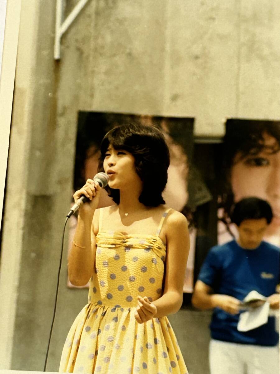 松田聖子　 デビュー当時イベント　 生写真　2点　　①　当時物_画像2