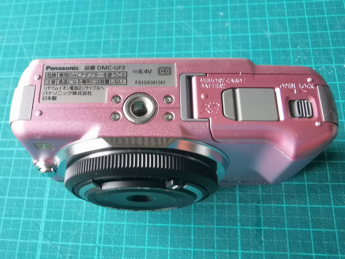 LUMIX GF3 DMC-GF3 ピンク 15mmレンズとのセット品です Panasonic _底面です。リチウム電池が中に入ってます