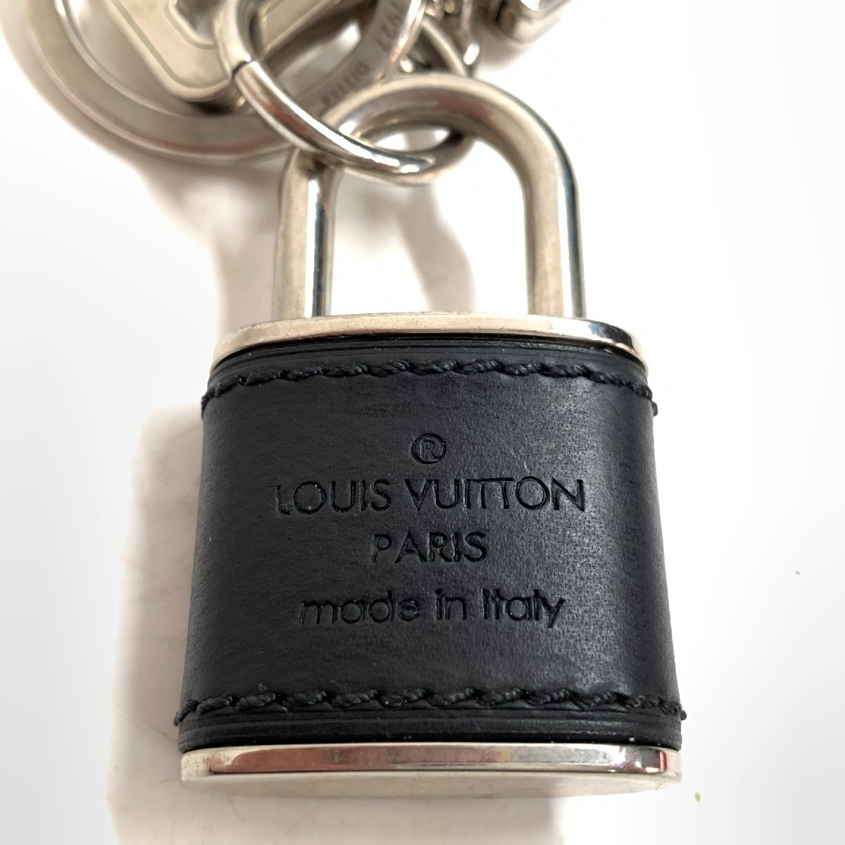 f001 Y1 LOUIS VUITTON M67928 トラベル パドロック型 キーリング キーホルダー バッグチャーム ルイヴィトン ブラック/シルバー_画像2