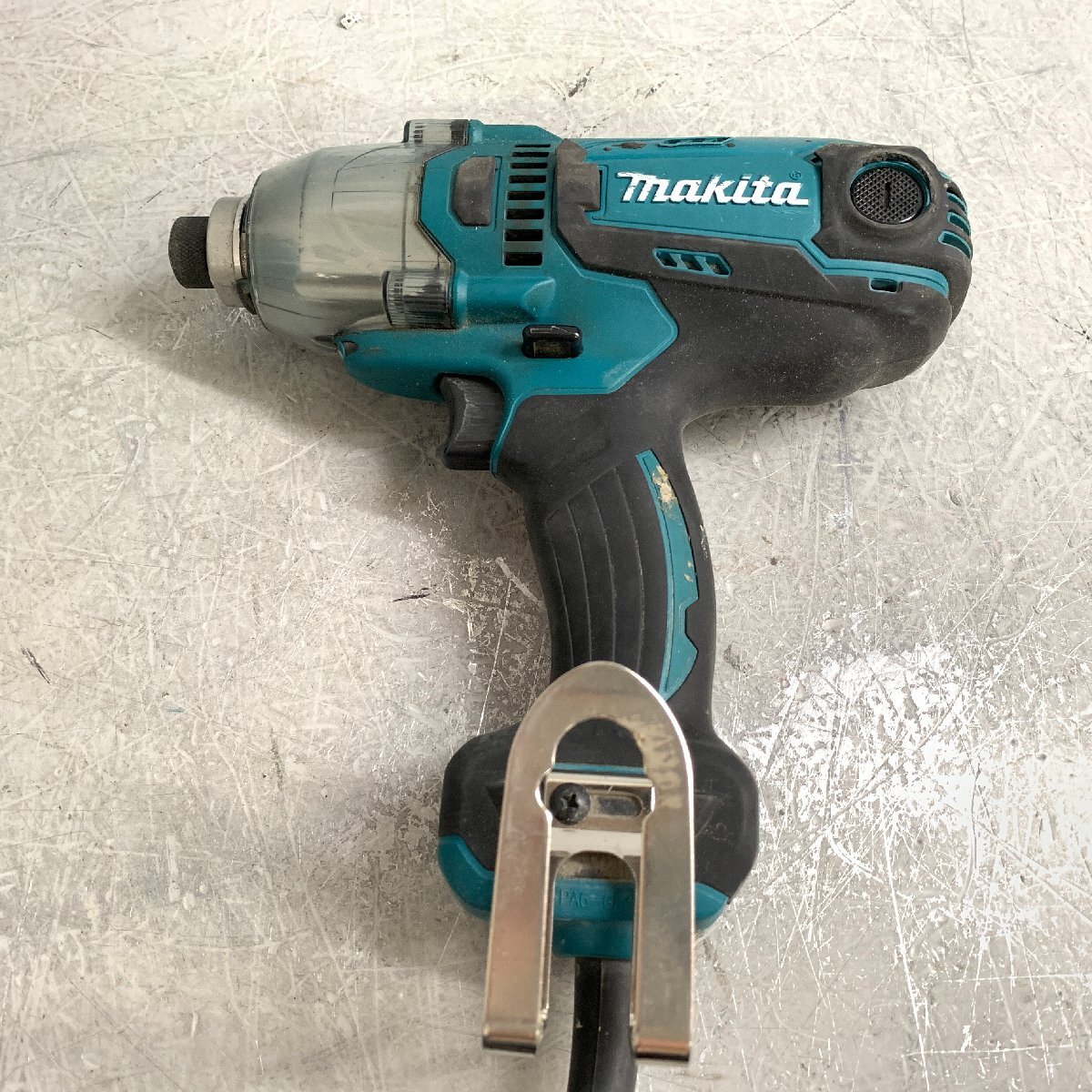 f001 E MAKITA マキタ モデル TD0220 インパクトドライバ 電動ドライバー コード式 電動工具 通電OK ジャンク_画像3