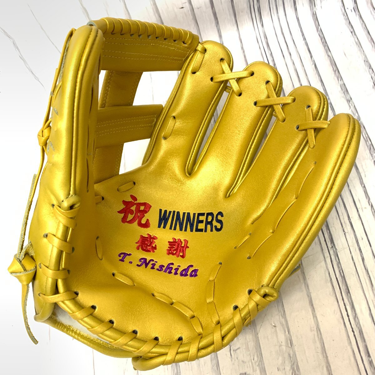 s001 A1 保管品 MIZUNO ミズノ 野球グローブ 硬式用 ゴールドカラー 記念刺繍あり スタンド付き 大人向け_画像3