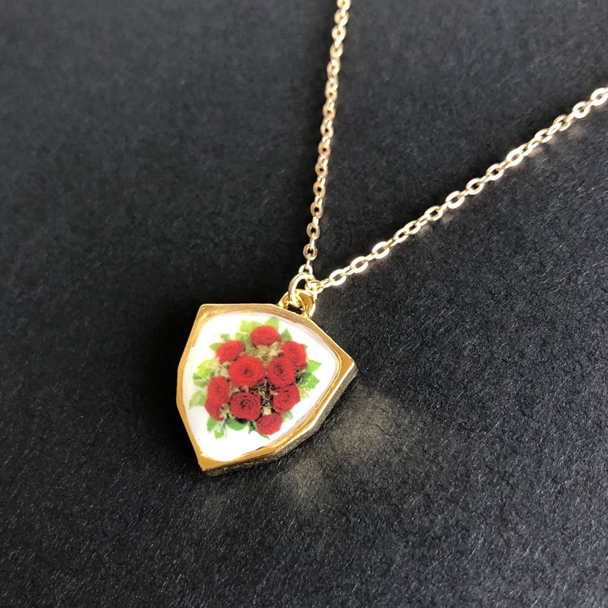 薔薇と蝶 リバーシブル型ネックレス ペンダントネックレス レジンアクセサリー 蝶々 バラの花束 おしゃれ かわいい ハンドメイド