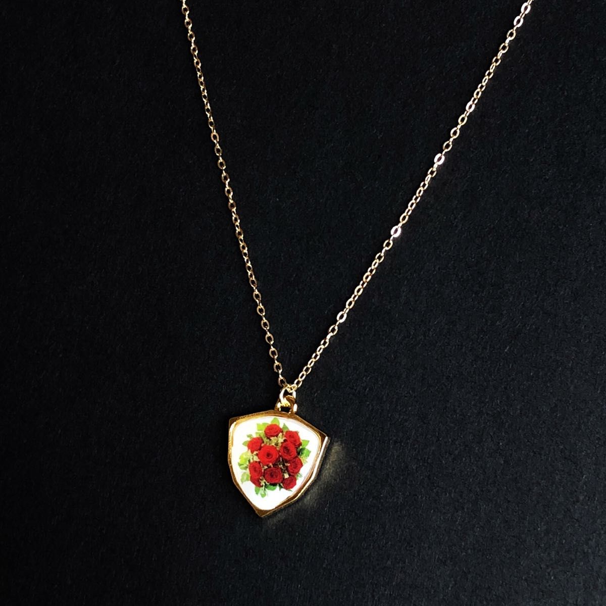 【ハンドメイド】薔薇と蝶 リバーシブル型ネックレス ペンダントネックレス レジンアクセサリー 蝶々 バラの花束 おしゃれ かわいい