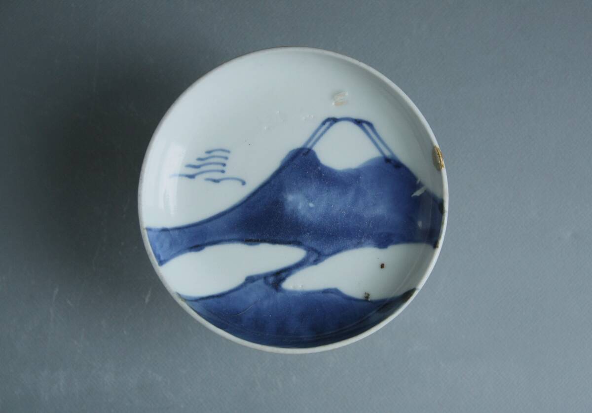 ■織■古伊万里 小さな皿に雄大な雲上富士山図 染付小皿の画像1