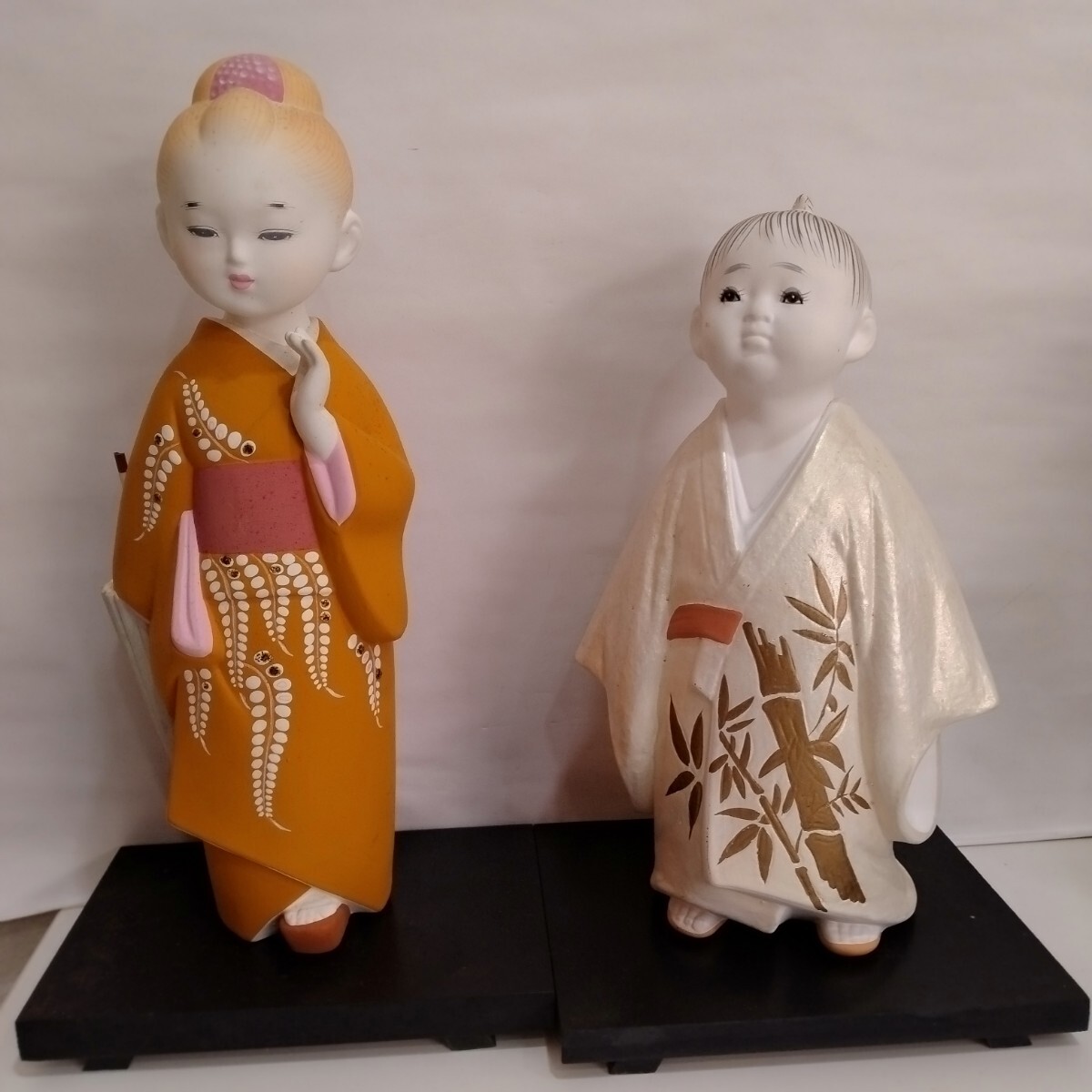 M05033　博多人形　はかた人形　２体　陶器　置物　伝統工芸　土台付き　インテリア_画像1
