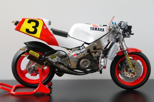 ★1/12 Team Marlboro YAMAHA #3 エディ・ロバーツ仕様　YZR500 塗装完成品（ハセガワ製）_画像5