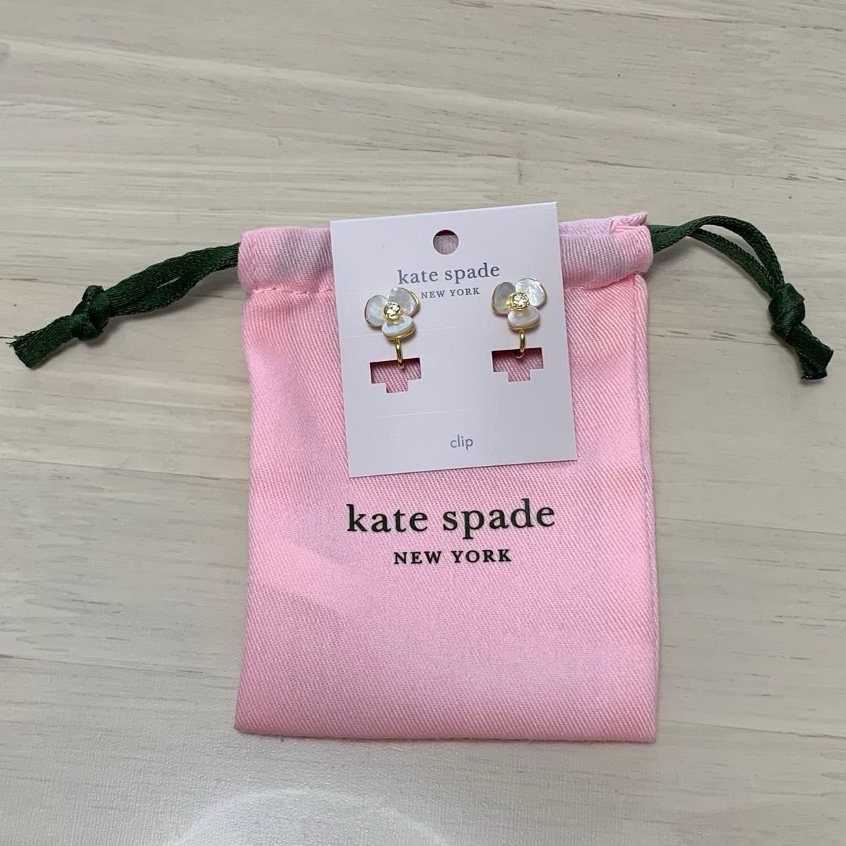 新品 未使用 ケイトスペード Kate Spade イヤリング ゴールド 花 レディースアクセサリー ホワイト ディスコパンジー
