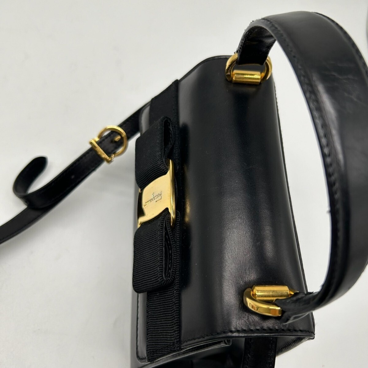 【美品】 サルヴァトーレフェラガモ FERRAGAMO ミニ ハンドバッグ ショルダー 2way ヴァラリボン 本革 レザー ブラック 黒 ゴールド金具 鞄_画像7