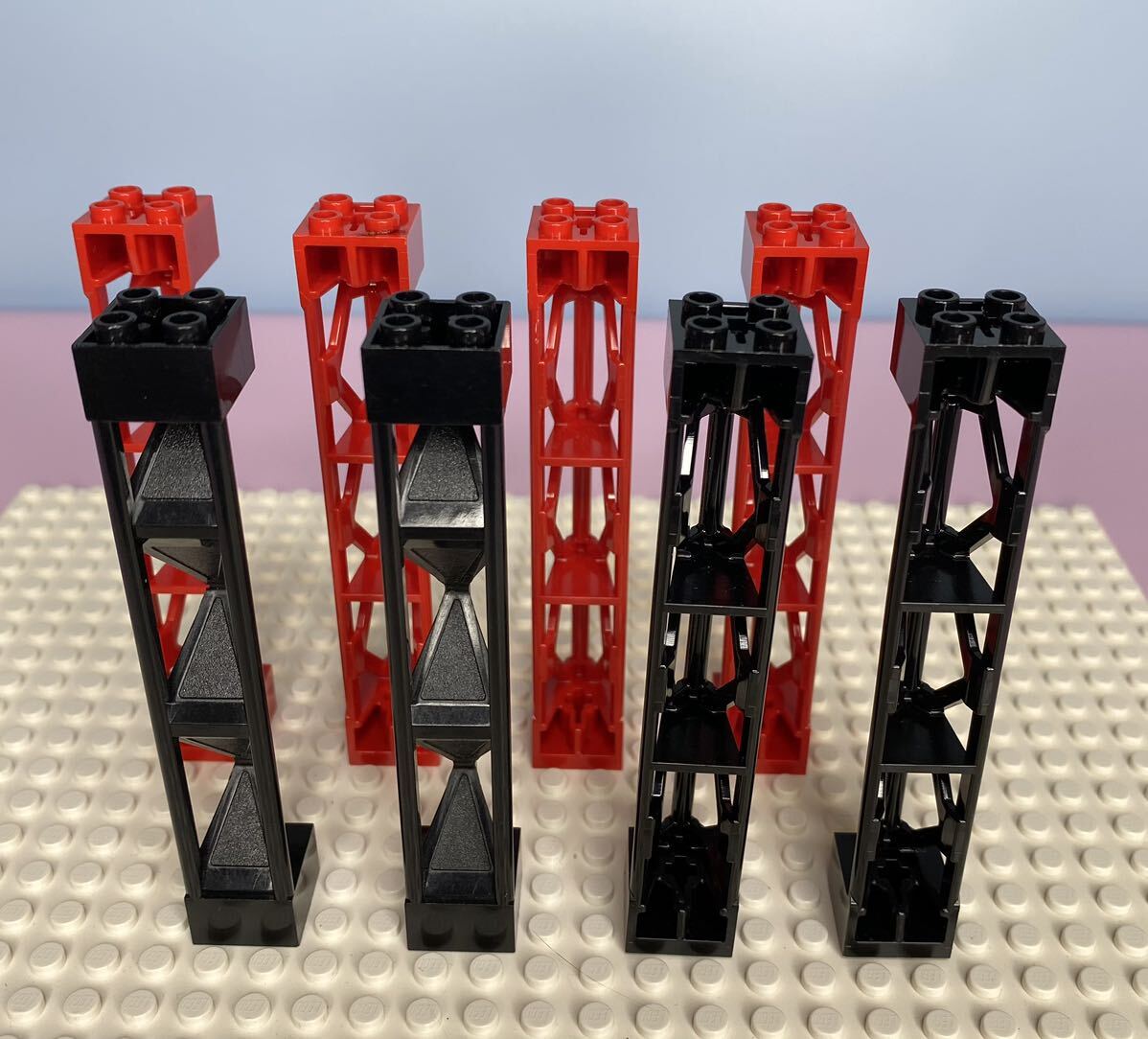 レゴ LEGO 基本ブロック 鉄骨 支柱 三角柱 柱　鉄筋　黒4個　赤4個　計8個_画像3