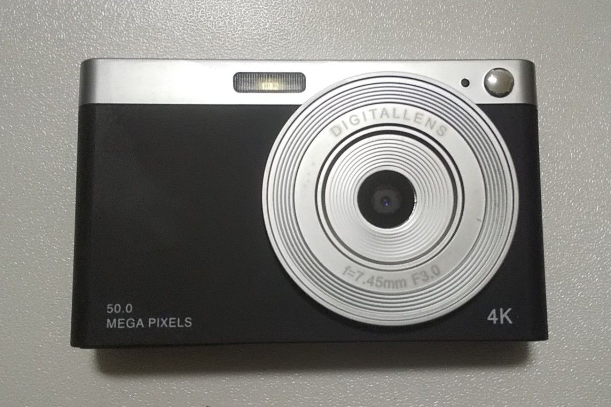 コンパクトデジタルカメラ　充電ケーブル　予備バッテリー　SDカード付き
