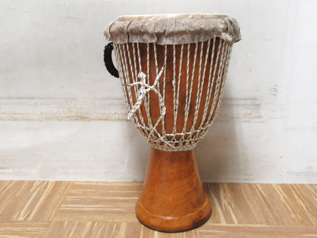 ジャンベ 民芸 民族 楽器 面幅約35㎝ 高さ約60㎝ マリ製 パーカッション 打楽器 太鼓 ケース付き 管理6R0513Q-I2_画像5