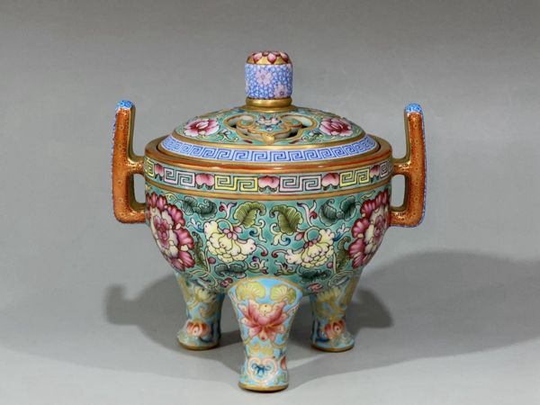 古びた蔵『清 乾隆年製 陶磁器 壽桃回紋描金辺 景泰藍緑地花頭図案 三足双耳香薰炉 』極細工 置物 擺件 古賞物 古美術 中国古玩_画像1