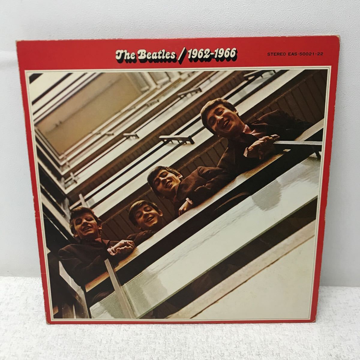 I0516A3 ザ・ビートルズ THE BEATLES 1962年〜1966年 特別限定盤 レッドカラー 赤盤 LP レコード 2枚組 帯付き EAS-50021.21 _画像2