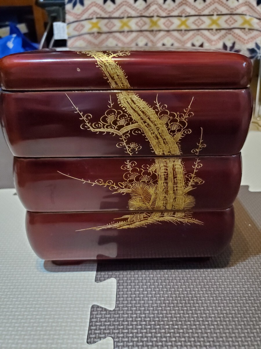 三段重 和食器 木製 お重 工芸品 漆器? 漆芸? 旅館 料亭 小道具 サイズ約19cm正方形高さ20cm 【中古品】_画像2