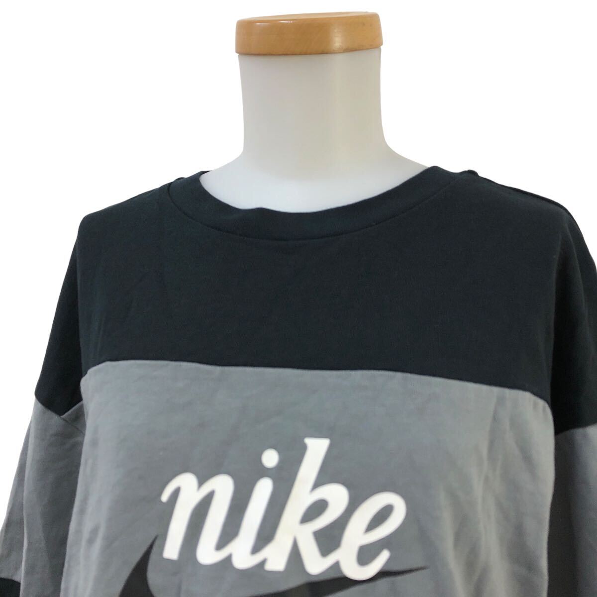 Nm217-2 NIKE ナイキ 半袖 ワイド Tシャツ シャツ カットソー ショート丈 トップス ロゴ プリント グレー×ブラック レディース L_画像2