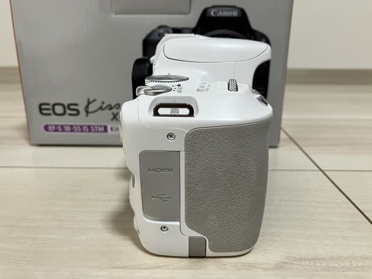 【中古】Canon EOS Kiss x9 レンズキット ホワイト EF-S 18-55 おまけ付き ブラックミスト プロテクター バッテリーの画像3