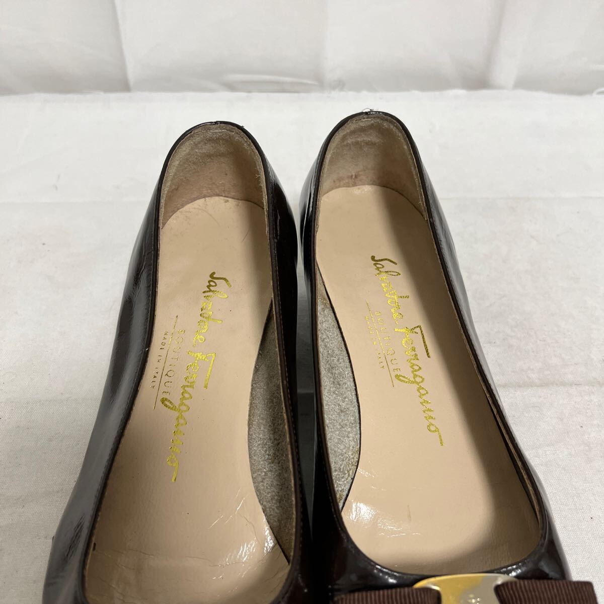 和321★① Salvatore Ferragamo サルヴァトーレフェラガモ パンプス ヒール エナメル パテントレザー 5.5 C ブラウン レディース_画像3