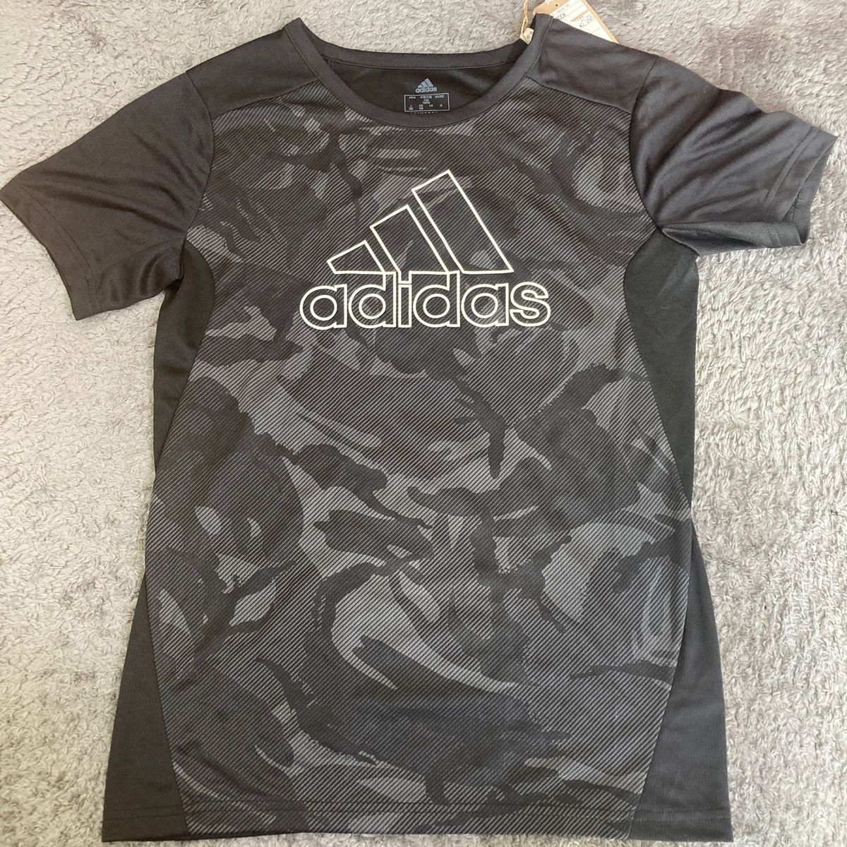 adidas アディダス 薄手のTシャツ　未使用品　160センチ 黒