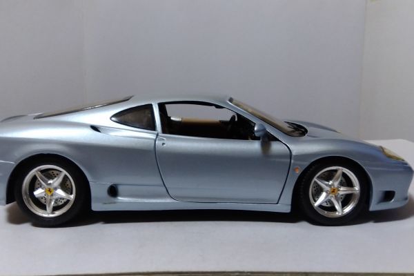 * Ferrari 360 modena 1999 1/18 BBurago *