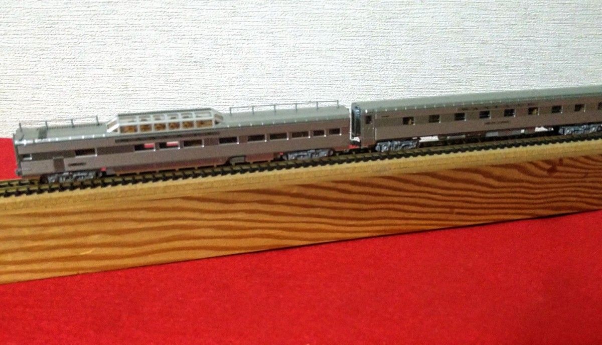 カトーアメリカNゲージ 鉄道模型。機関車（EMD F3A）、展望車、客車、貨車など10両編成。動画の後続車両は含まない。