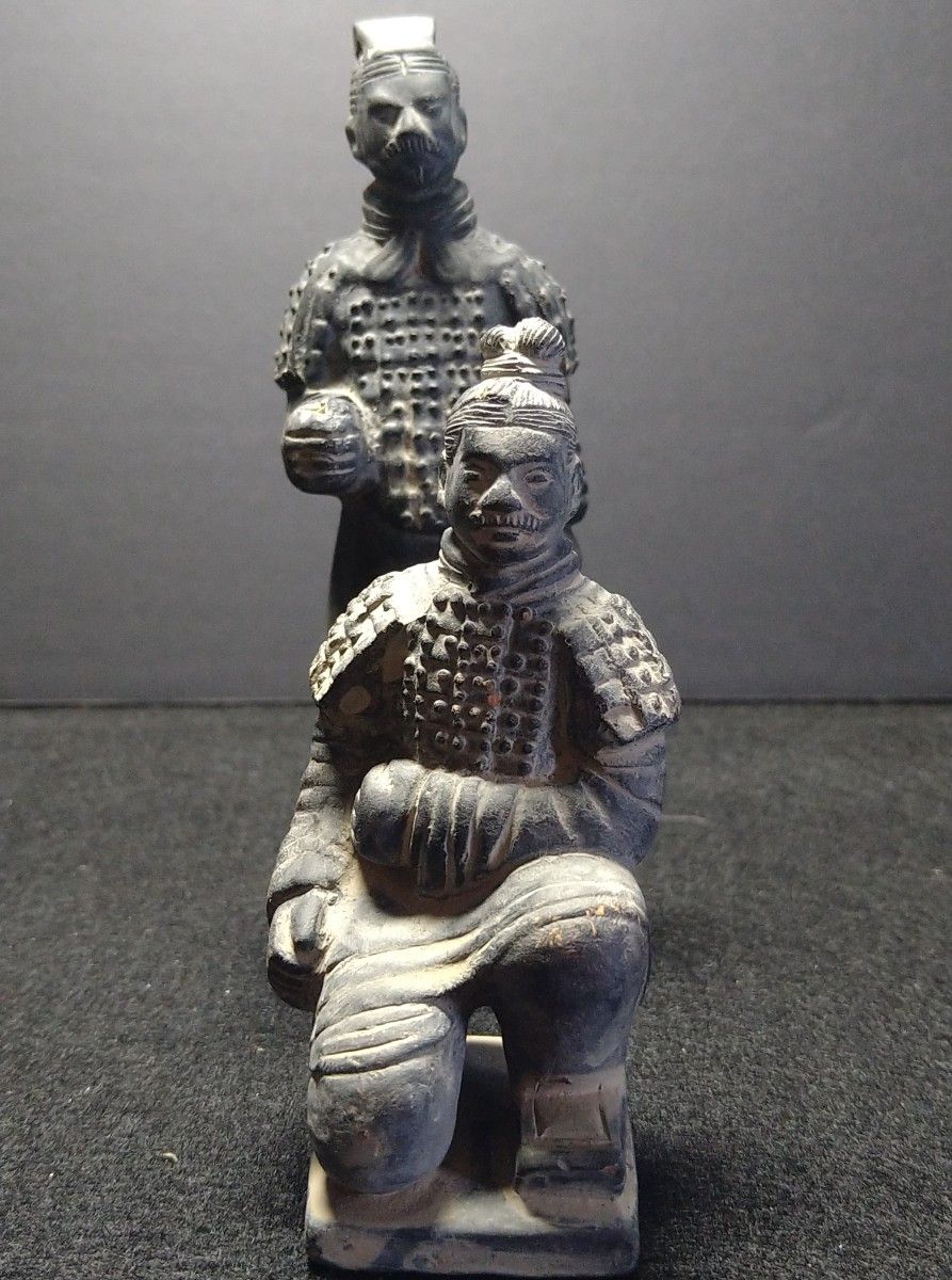《セール》中国西安、兵馬俑の陶器製ミニレプリカ２体