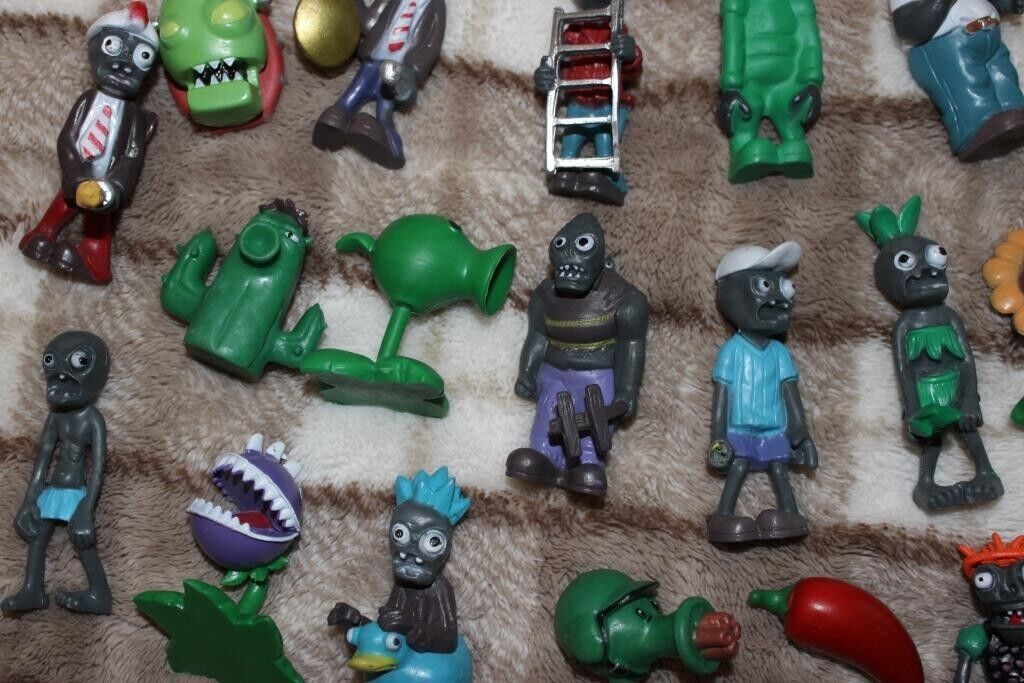 HUGE LOT OF PLANTS vs. ZOMBIES Vinyl Action Figure Lot Rare Characters 海外 即決_HUGE LOT OF PLANTS 5