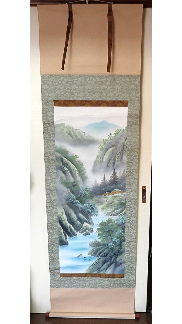 中古【祥山 彩色山水 肉筆 掛け軸K】掛軸 工芸画 絹本 風水 絵画 日本画 茶掛 茶道具 軸箱 和風 インテリア 現状品_画像2