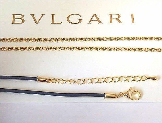 BVLGARI　両面フルロゴ刻印ゴールド×ホワイトチャーム/ネックレスチェーン＋革紐チョーカー付き