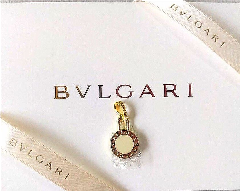 BVLGARI　両面フルロゴ刻印ゴールド×ホワイトチャーム/ネックレスチェーン＋革紐チョーカー付き