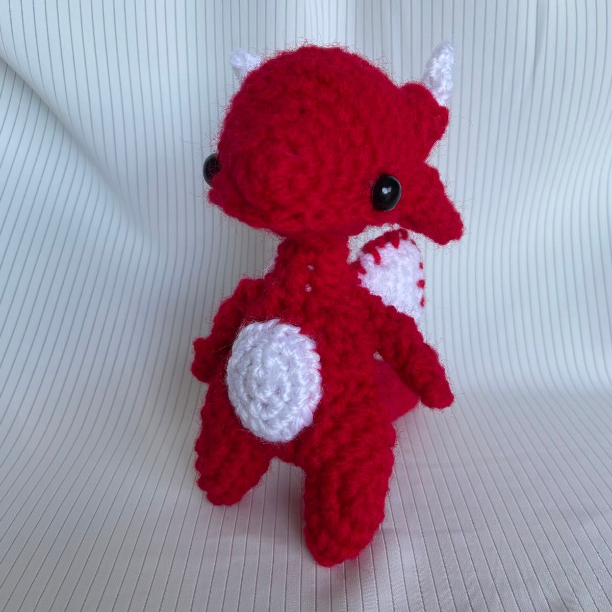 ドラゴン　龍　竜　編みぐるみ　あみぐるみ　ハンドメイド　ぬいぐるみ　赤　赤色　レッド　爬虫類　ハチュウ類　手作り　編み物