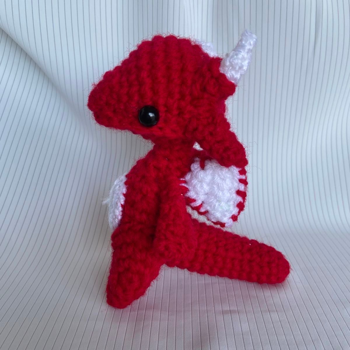 ドラゴン　龍　竜　編みぐるみ　あみぐるみ　ハンドメイド　ぬいぐるみ　赤　赤色　レッド　爬虫類　ハチュウ類　手作り　編み物
